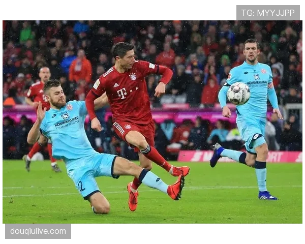 德甲足球节在慕尼黑玛丽安广场举行，吸引数千球迷参与。